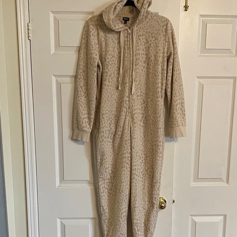 Women’s Size XS Cozy Hooded One-Piece Jumpsuit in Taupe Leopard Print